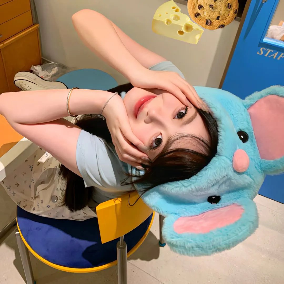 穿黄睡衣的女孩